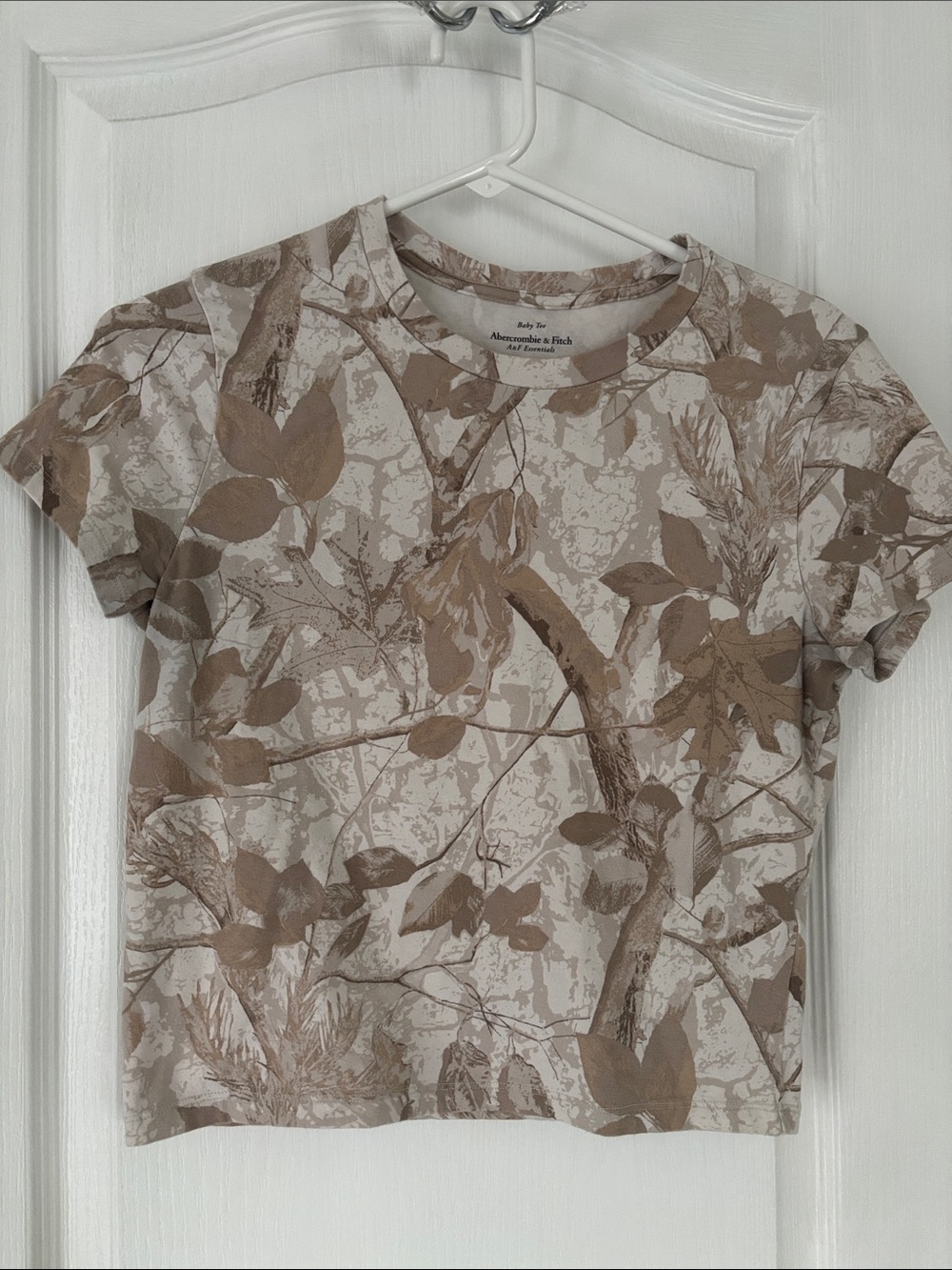 Abercrombie & Fitch Women’s Tan Leaf-Baby Tee- MEDIUM